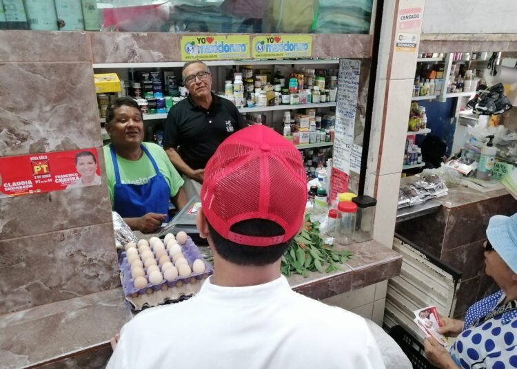 Francisco Chavira saluda a locatarios en Madero