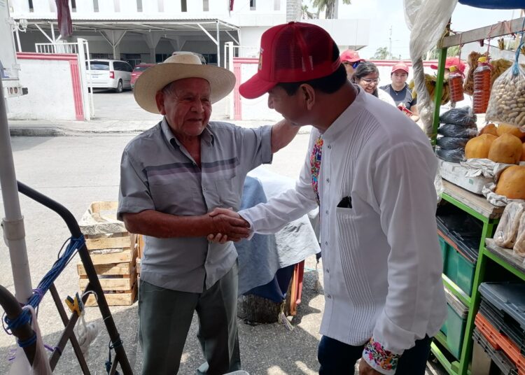 Francisco Chavira saluda a locatarios en Madero