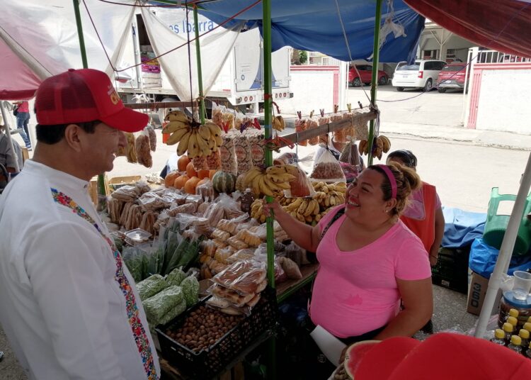 Francisco Chavira saluda a locatarios en Madero