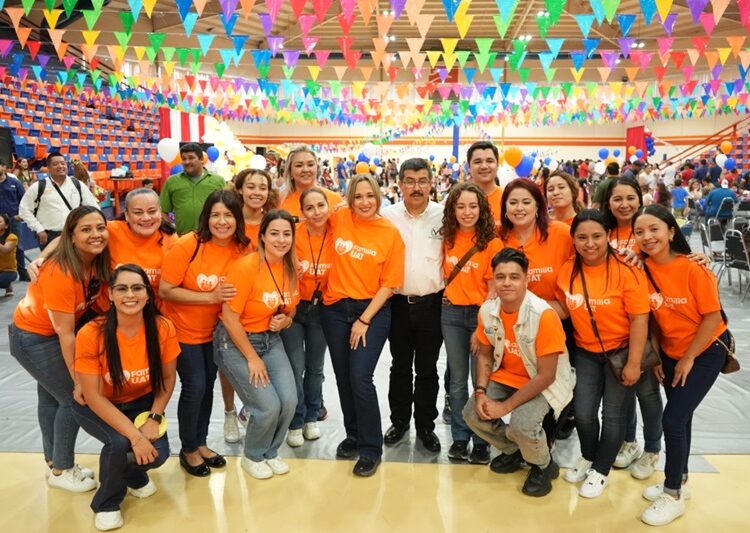 Dámaso Anaya y su esposa presiden el festival del SUTUAT por el Día del Niño