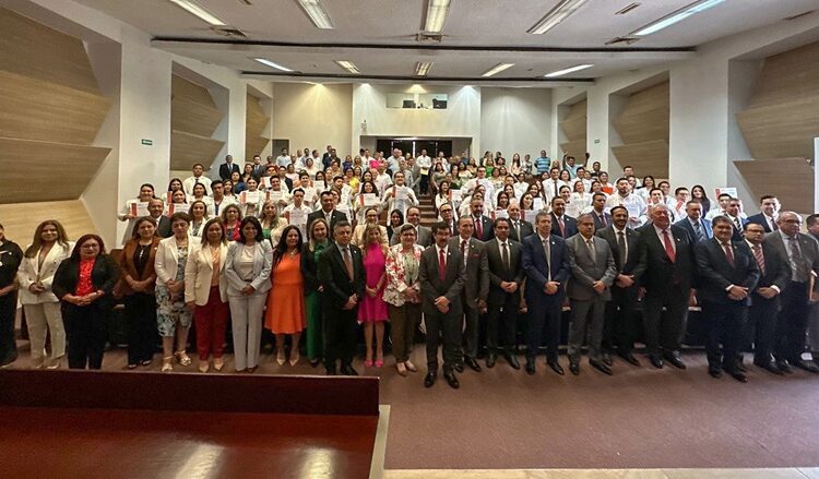 Entrega la UAT 37 médicos con las más altas calificaciones del EGEL Ceneval