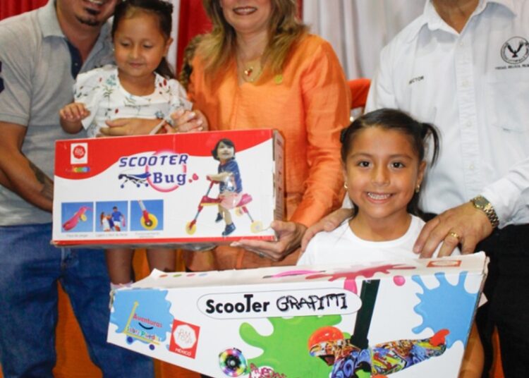 Dámaso Anaya y su esposa presiden el festival del SUTUAT por el Día del Niño