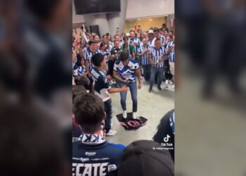 Aficionados de Monterrey bailan sobre playera de Messi