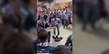 Aficionados de Monterrey bailan sobre playera de Messi