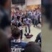 Aficionados de Monterrey bailan sobre playera de Messi