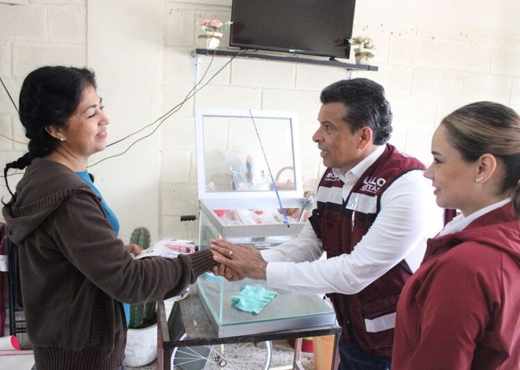 Bajo la lluvia, Lalo Gattas sigue recorriendo colonias de Victoria