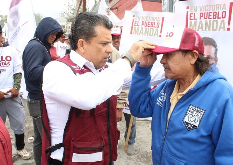Bajo la lluvia, Lalo Gattas sigue recorriendo colonias de Victoria