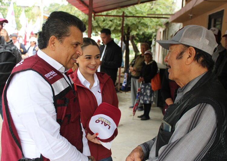Bajo la lluvia, Lalo Gattas sigue recorriendo colonias de Victoria