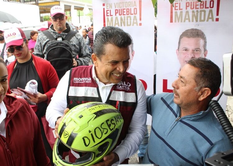 Bajo la lluvia, Lalo Gattas sigue recorriendo colonias de Victoria