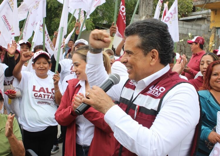 Bajo la lluvia, Lalo Gattas sigue recorriendo colonias de Victoria