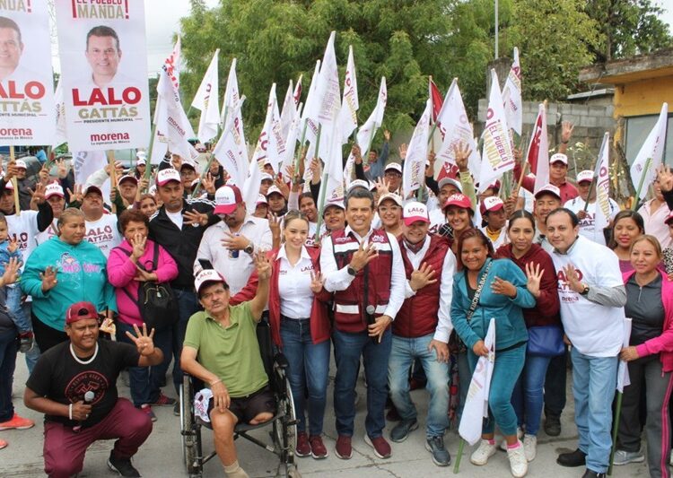 Bajo la lluvia, Lalo Gattas sigue recorriendo colonias de Victoria