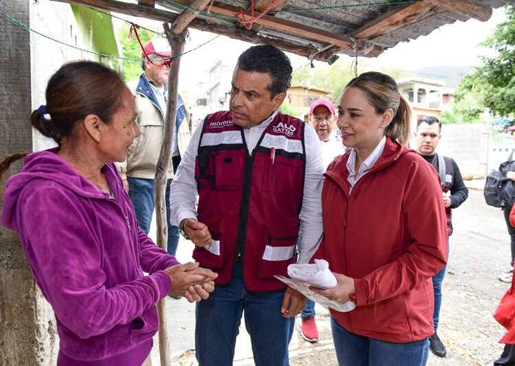 Bajo la lluvia, Lalo Gattas sigue recorriendo colonias de Victoria