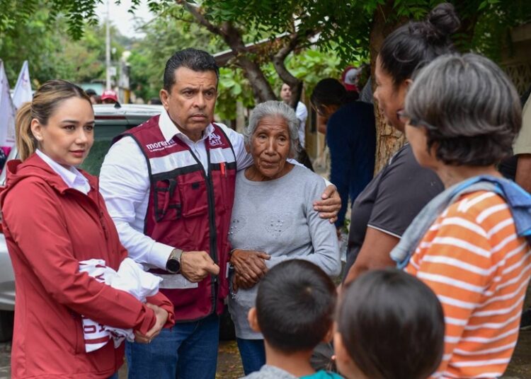 Bajo la lluvia, Lalo Gattas sigue recorriendo colonias de Victoria