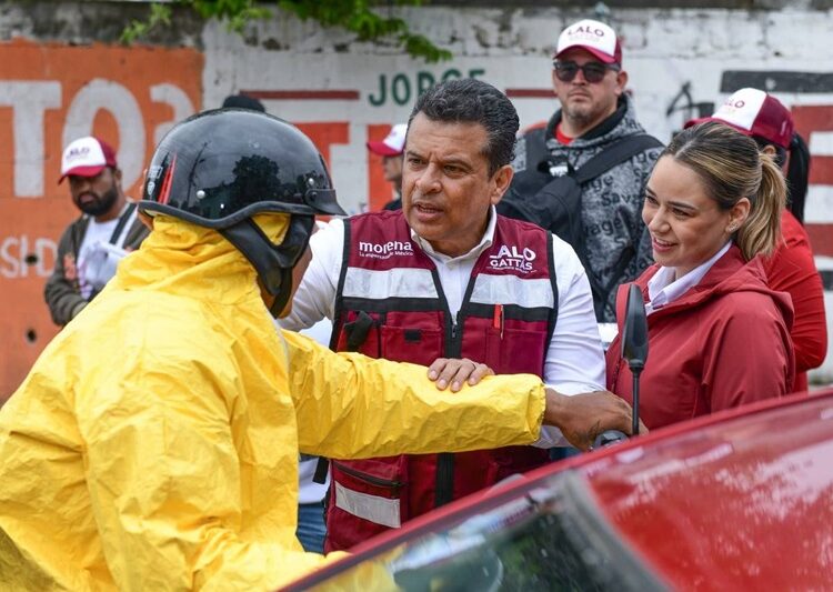 Bajo la lluvia, Lalo Gattas sigue recorriendo colonias de Victoria