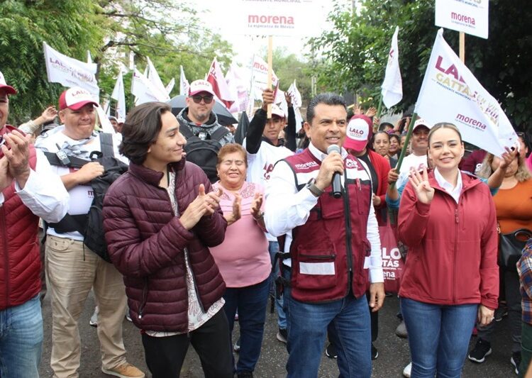 Bajo la lluvia, Lalo Gattas sigue recorriendo colonias de Victoria