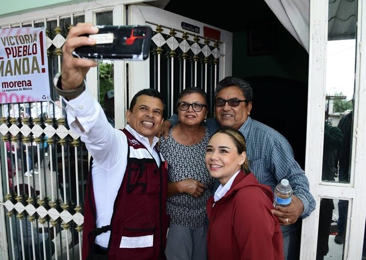 Bajo la lluvia, Lalo Gattas sigue recorriendo colonias de Victoria