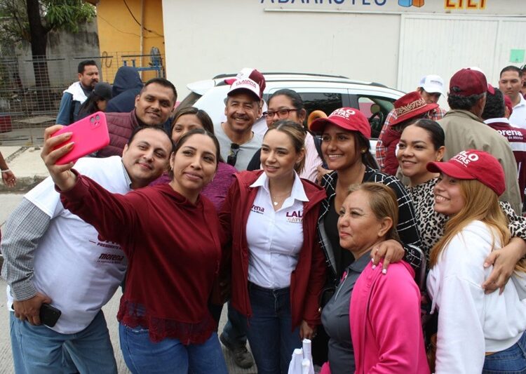 Bajo la lluvia, Lalo Gattas sigue recorriendo colonias de Victoria