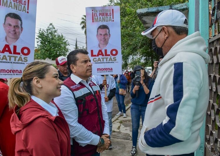 Bajo la lluvia, Lalo Gattas sigue recorriendo colonias de Victoria