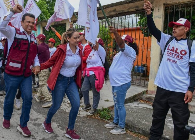 Bajo la lluvia, Lalo Gattas sigue recorriendo colonias de Victoria