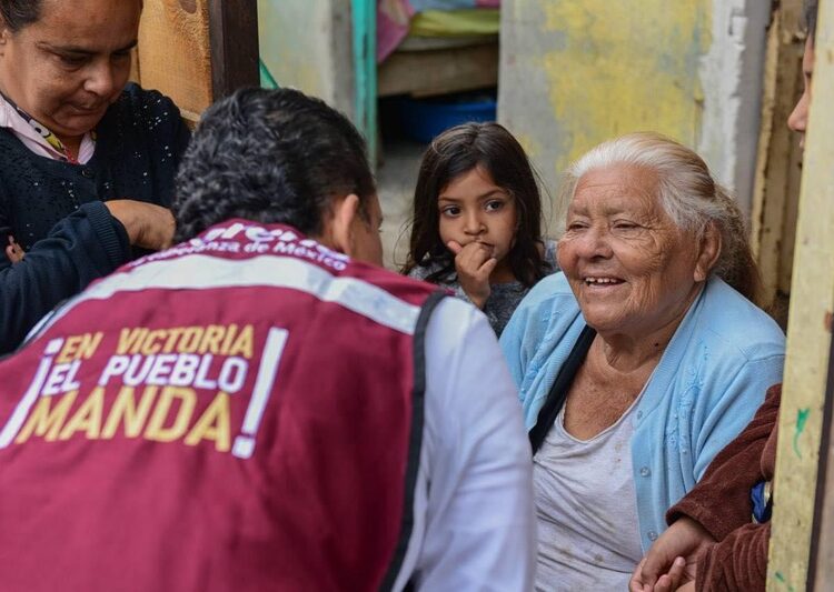 Bajo la lluvia, Lalo Gattas sigue recorriendo colonias de Victoria
