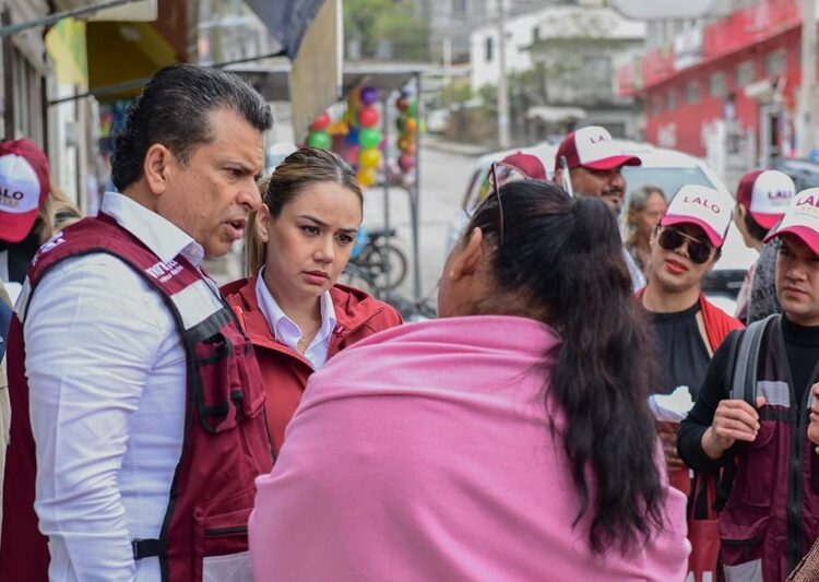 Bajo la lluvia, Lalo Gattas sigue recorriendo colonias de Victoria