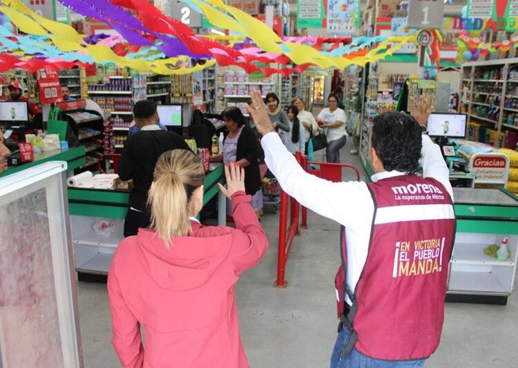 Bajo la lluvia, Lalo Gattas sigue recorriendo colonias de Victoria