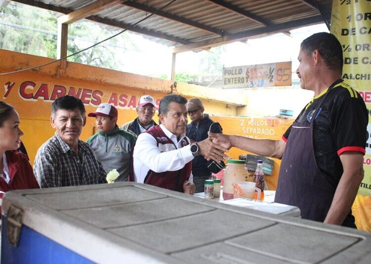 Bajo la lluvia, Lalo Gattas sigue recorriendo colonias de Victoria