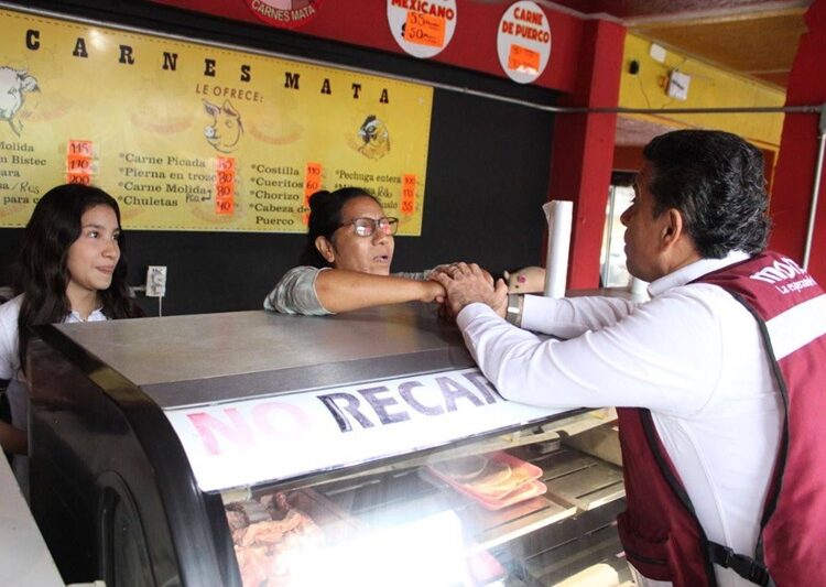 Bajo la lluvia, Lalo Gattas sigue recorriendo colonias de Victoria
