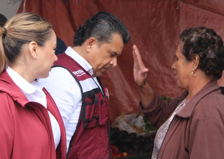 Bajo la lluvia, Lalo Gattas sigue recorriendo colonias de Victoria