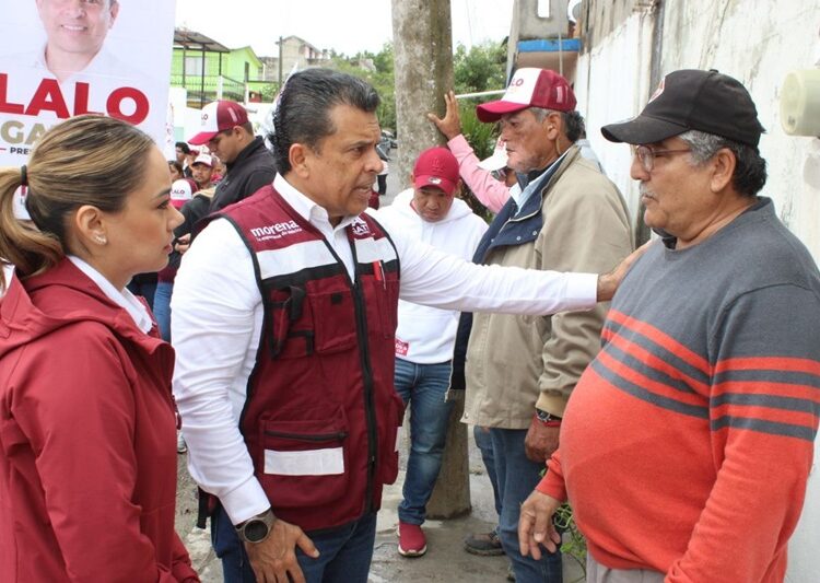 Bajo la lluvia, Lalo Gattas sigue recorriendo colonias de Victoria