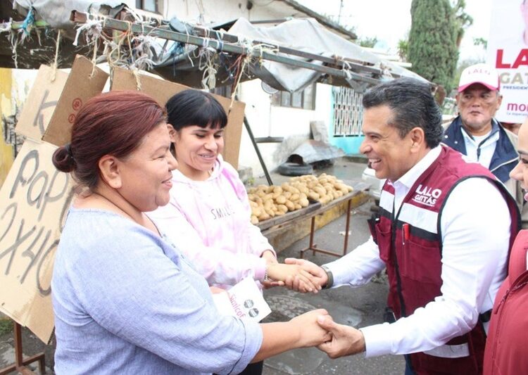 Bajo la lluvia, Lalo Gattas sigue recorriendo colonias de Victoria