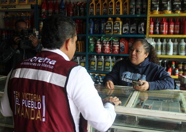 Bajo la lluvia, Lalo Gattas sigue recorriendo colonias de Victoria