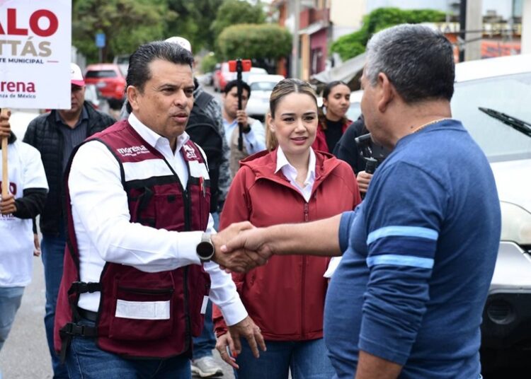 Bajo la lluvia, Lalo Gattas sigue recorriendo colonias de Victoria