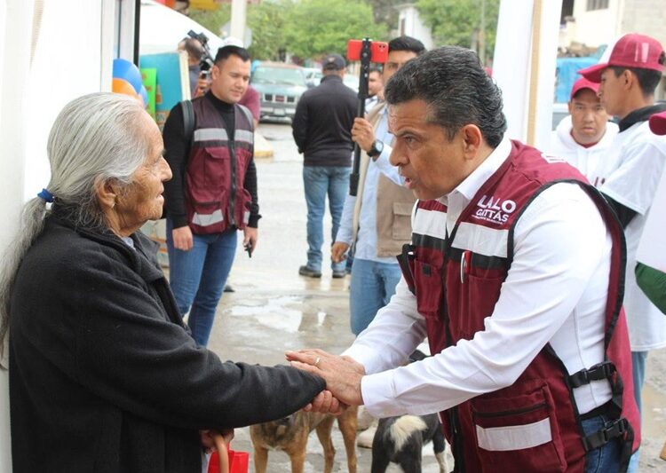 Bajo la lluvia, Lalo Gattas sigue recorriendo colonias de Victoria