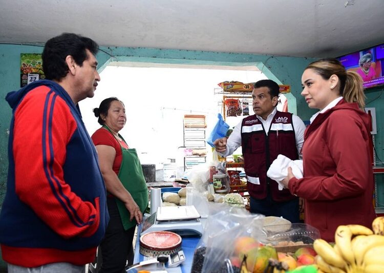 Bajo la lluvia, Lalo Gattas sigue recorriendo colonias de Victoria