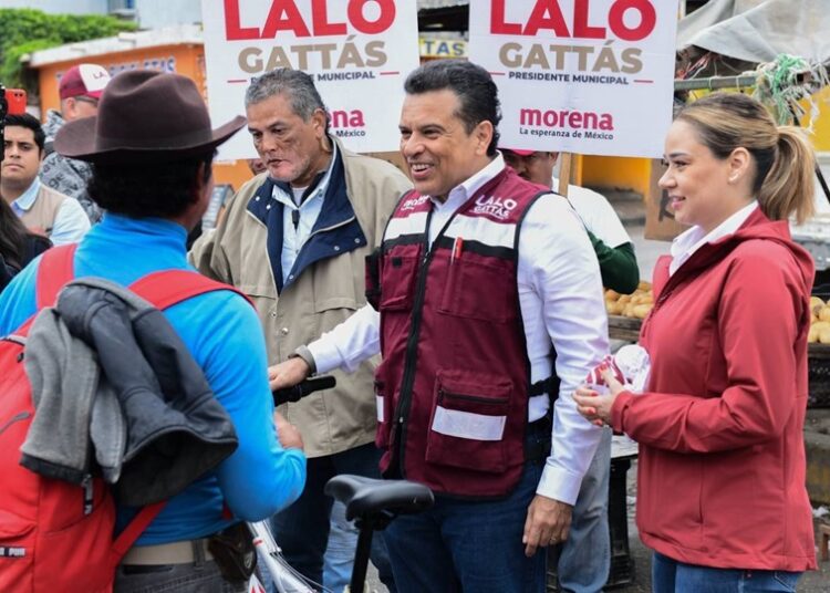 Bajo la lluvia, Lalo Gattas sigue recorriendo colonias de Victoria