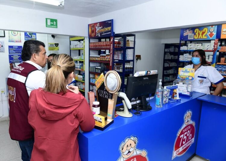 Bajo la lluvia, Lalo Gattas sigue recorriendo colonias de Victoria