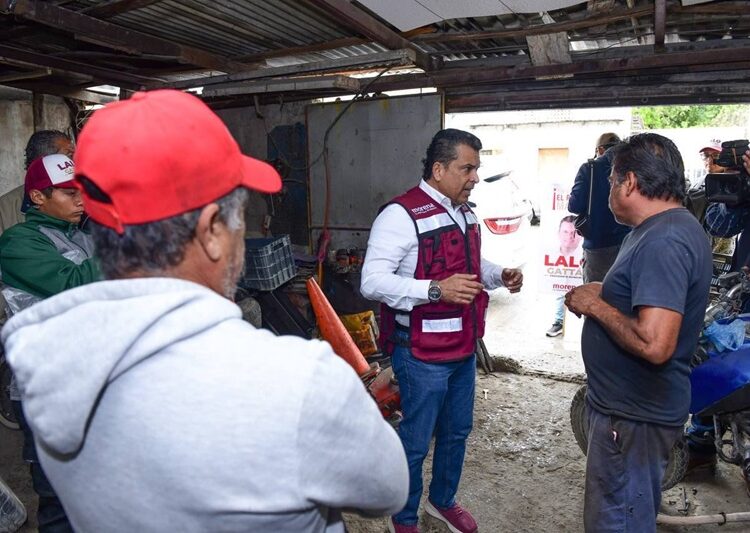 Bajo la lluvia, Lalo Gattas sigue recorriendo colonias de Victoria