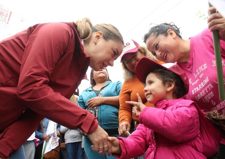 Bajo la lluvia, Lalo Gattas sigue recorriendo colonias de Victoria