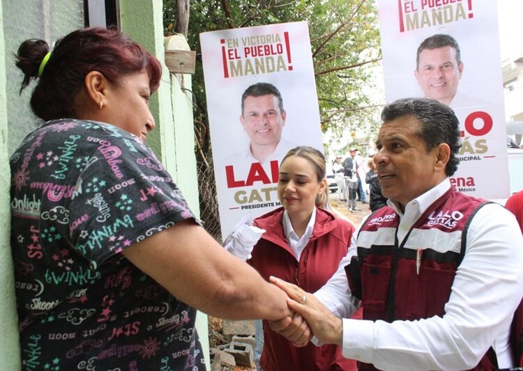 Bajo la lluvia, Lalo Gattas sigue recorriendo colonias de Victoria