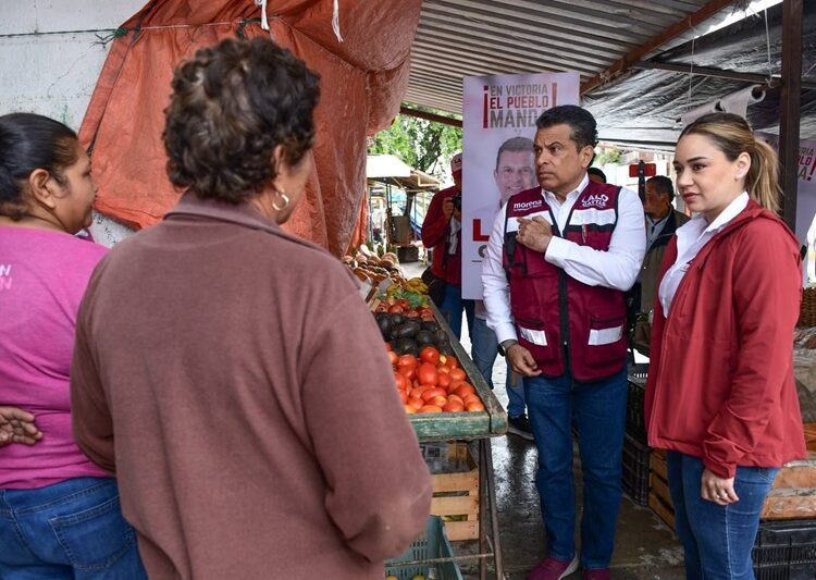 Bajo la lluvia, Lalo Gattas sigue recorriendo colonias de Victoria