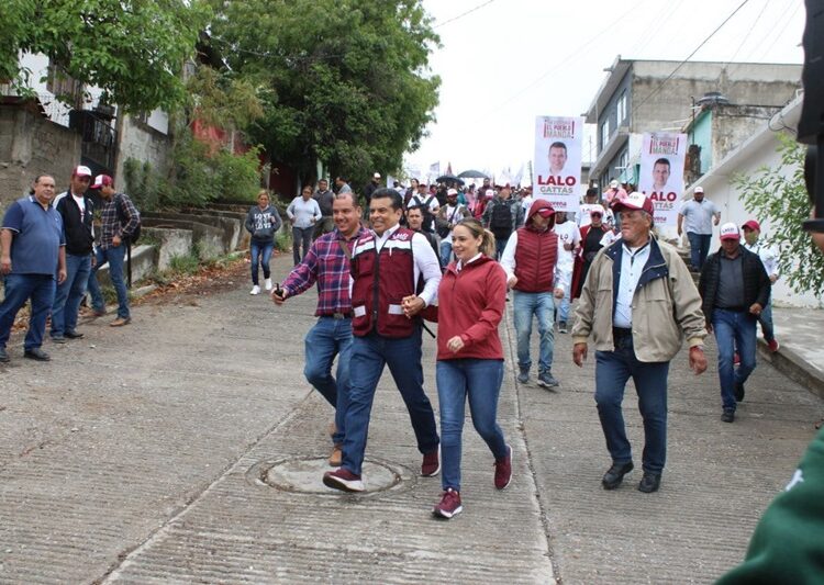 Bajo la lluvia, Lalo Gattas sigue recorriendo colonias de Victoria
