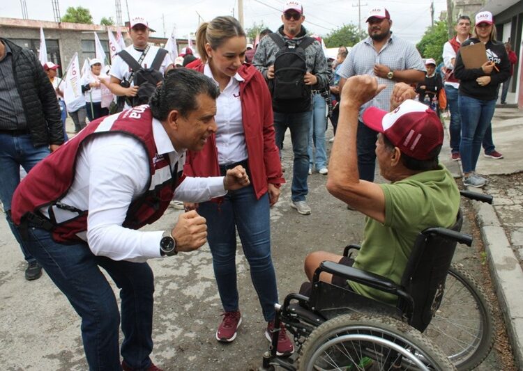 Bajo la lluvia, Lalo Gattas sigue recorriendo colonias de Victoria