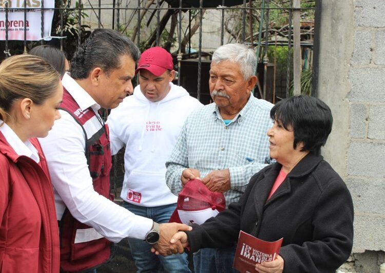 Bajo la lluvia, Lalo Gattas sigue recorriendo colonias de Victoria