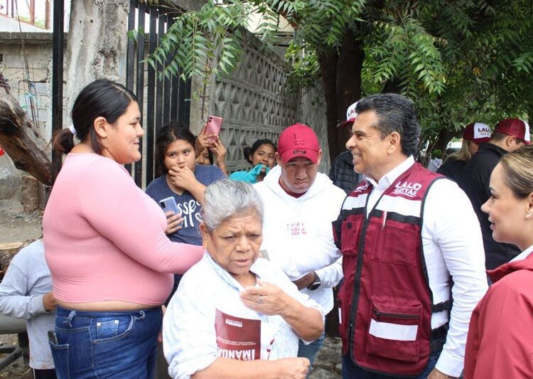 Bajo la lluvia, Lalo Gattas sigue recorriendo colonias de Victoria