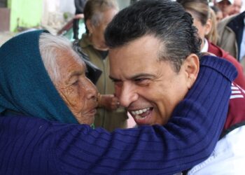 Bajo la lluvia, Lalo Gattas sigue recorriendo colonias de Victoria