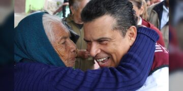 Bajo la lluvia, Lalo Gattas sigue recorriendo colonias de Victoria