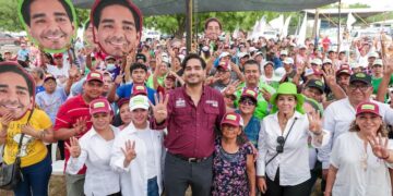 Carlos fortalece vínculos con cientos de reynosenses