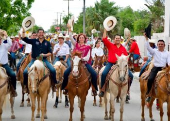 Cabalgan jinetes de Matamoros y brindan su apoyo al candidato Arturo Núñez Ruiz