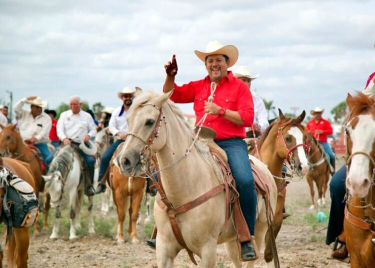 Cabalgan jinetes de Matamoros y brindan su apoyo al candidato Arturo Núñez Ruiz